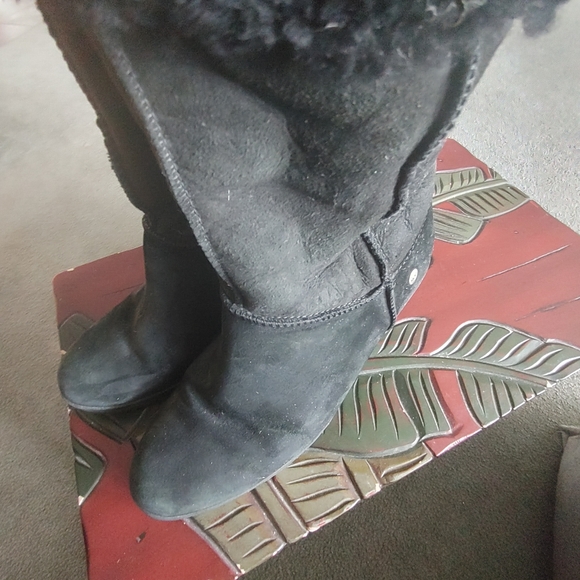 Uggs ladies Black heeled Warm winter Boots - Picture 2 of 7